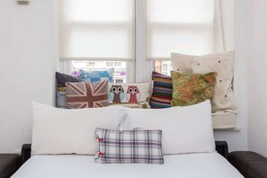 Departamento básico, 1 cama matrimonial y sofá cama | 1 habitación, tabla de planchar con plancha, wifi y ropa de cama 