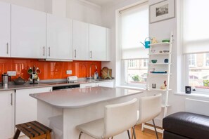 Departamento básico, 1 cama matrimonial y sofá cama | Cocina privada | Refrigerador, microondas, horno y parrilla de estufa 