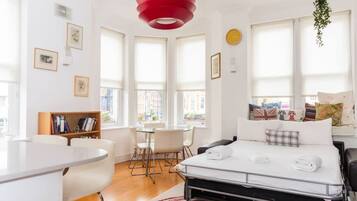 Eenvoudig appartement, 1 tweepersoonsbed met slaapbank | Woonruimte | Televisie