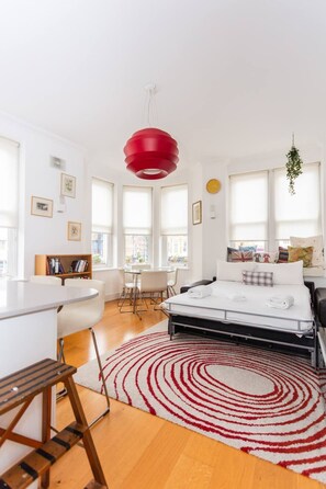 Departamento básico, 1 cama matrimonial y sofá cama | Área de sala de estar | Televisión 