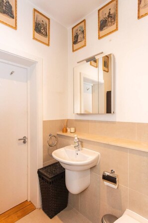 Departamento básico, 1 cama matrimonial y sofá cama | Baño | Regadera, secadora de cabello, toallas, jabón 