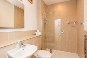 Appartement, 1 lit double et 1 canapé-lit | Salle de bain | Douche, sèche-cheveux, serviettes fournies, savon