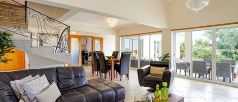 Smart TV, fireplace, DVD player