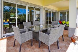 Outdoor dining - Beautiful villa with private pool near Tavira (Santo Estevão)