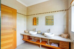 Combined shower/tub - Beautiful villa with private pool near Tavira (Santo Estevão)