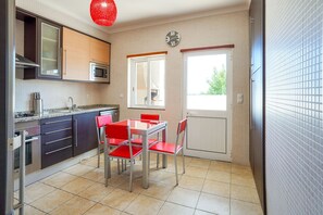 Fridge, microwave, oven, stovetop - Apartment in Tavira with swimming pool (Tavira)