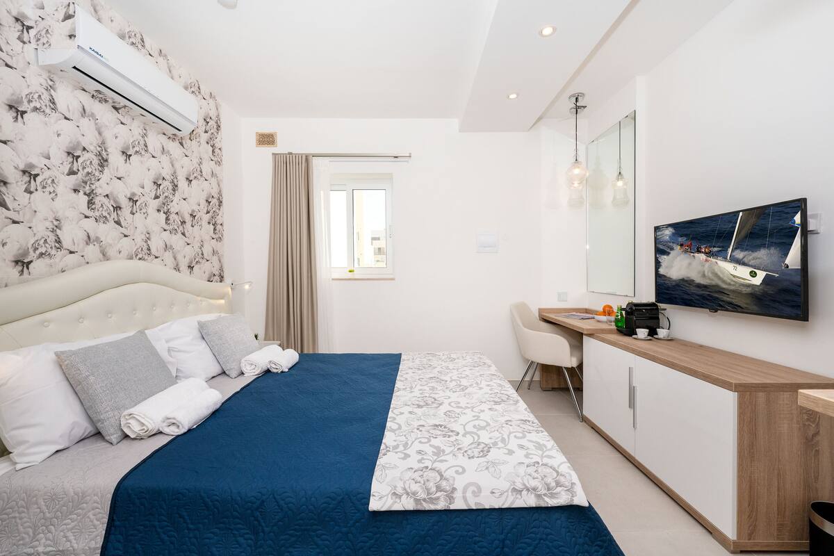 Habitación estándar doble, 1 cama de matrimonio | Minibar, escritorio, espacio para trabajar con un portátil y wifi gratis