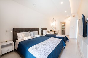 Habitación triple | Minibar, escritorio, espacio para trabajar con laptop y wifi gratis 