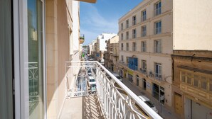 Chambre Triple | Vue depuis le balcon