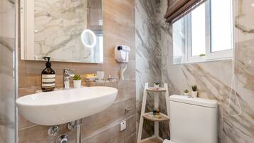 Triple Room | Bathroom | Shower, free toiletries, towels