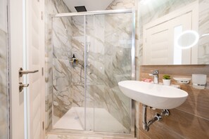 Kamar Triple | Kamar mandi | Shower, perlengkapan mandi gratis,  dan handuk