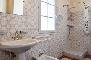 Shower - Spacious Holiday Home near Sea in Loix (Loix)