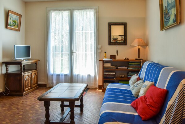 Smart TV - Spacious Holiday Home near Sea in Loix (Loix)