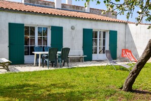 Outdoor dining - Spacious Holiday Home near Sea in Loix (Loix)
