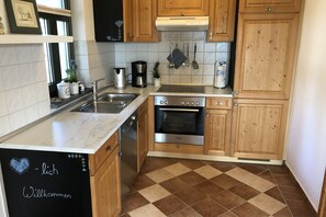 Een koelkast, een oven, een kookplaat, een vaatwasser