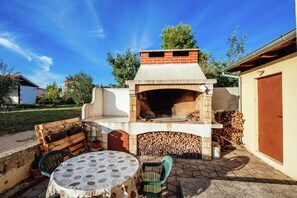 Outdoor dining - Lovely Apartment  in Biograd na Moru with Balcony (Biograd na Moru)
