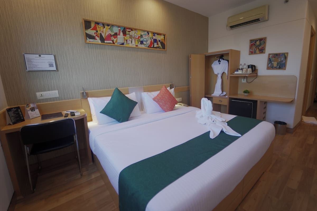 Premium Room | In-room safe, desk, laptop workspace, blackout drapes