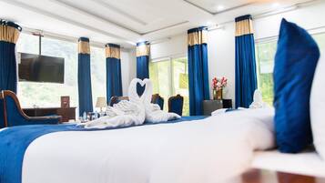Deluxe Quadruple Room | Desk, laptop workspace, free WiFi, bed sheets