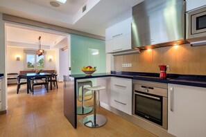 Fridge, oven, stovetop, dishwasher