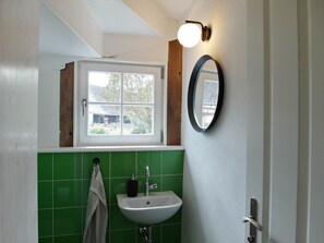 Dusche, Haartrockner, Seife, Toilettenpapier