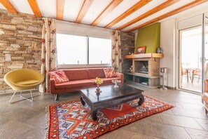 Smart TV, fireplace