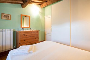 4 habitaciones, tabla de planchar con plancha y wifi gratis 