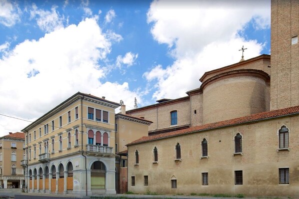 Un edificio histórico con ventanas de arco y un patio central.