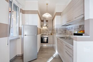 Refrigerador, parrilla de estufa, lavavajillas y cafetera y tetera 