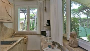 Fridge, microwave, dishwasher, coffee/tea maker