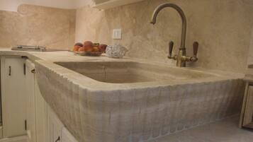 Réfrigérateur, micro-ondes, lave-vaisselle