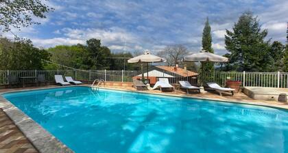 Retraite avec piscine et spa Ă  flanc de colline