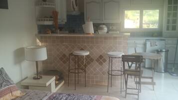 1 habitación, tabla de planchar con plancha, wifi gratis y ropa de cama