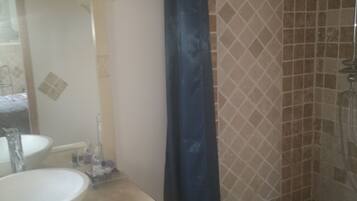 Douche, serviettes fournies, savon, papier toilette