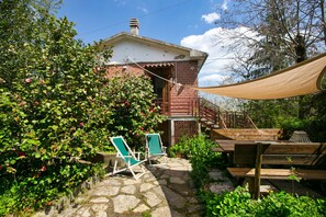 Outdoor dining - Holiday Home in Tuscany near Sassetta (Sassetta)