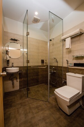 Quarto casal ou duplo superior | Banheiro | Chuveiro, produtos de toalete grátis