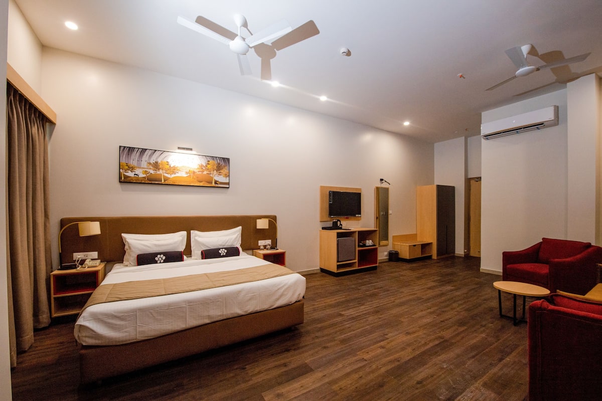 Luxury Studio Suite | Bar mini, peti besi dalam bilik, seterika/papan seterika, Wi-fi percuma