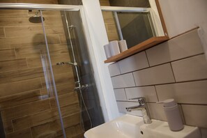 Shower, hair dryer, towels, soap - Authentic Maltese 2-bedroom House with Terrace (Żejtun)