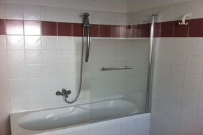 Ensemble douche/baignoire, bidet