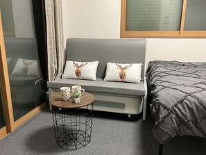 3 多间卧室、客房内保险箱、办公桌、熨斗/熨衣板