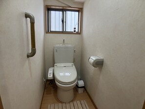 Shower, jetted tub, hair dryer, bidet - Near Disneyland, Tokyo, Beach, Narita Airport and Makuhari Messe.Sunny Big House (Narashino)