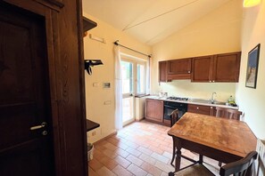 Een koelkast, een oven, een kookplaat