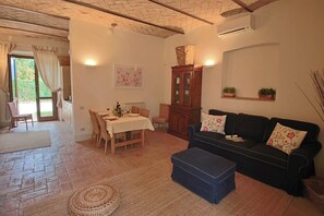 Smart TV, DVD player - Holiday Home in Foligno with Pool and Terrace (Foligno - Loc. Tenne)