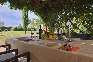Outdoor dining - Holiday Home in Foligno with Pool and Terrace (Foligno - Loc. Tenne)