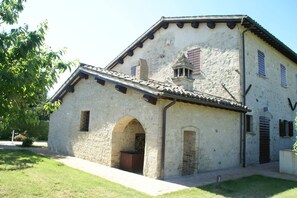 Un bâtiment en pierre doté d’un toit en pente, d’une entrée en arc de cercle et d’un petit clocher.