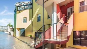 Un edificio de varios pisos con una escalera y un balcón.