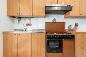 Refrigerador, horno, parrilla de estufa y cafetera y tetera