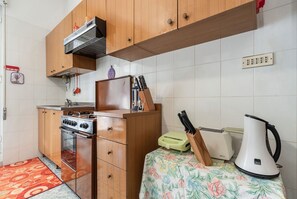 Refrigerador, horno, placa de cocina, cafetera/tetera