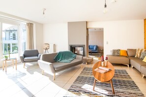 Smart TV, fireplace, table tennis