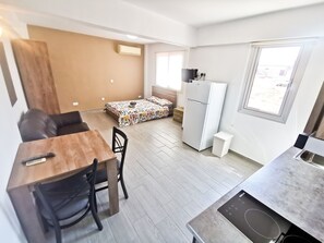 Escritorio y espacio para trabajar con laptop