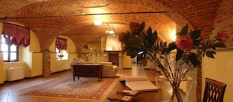 Herskapshus i Nizza Monferrato med basseng
